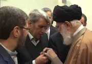 ویدئوی کمتردیده شده از اهدای انگشتری به بهروز رضوی توسط رهبر شهید | ویدئو