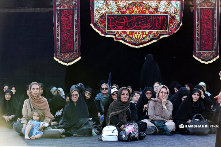 اهتزاز بزرگترین پرچم عزای حسینی در منطقه گردشگری عباس آباد