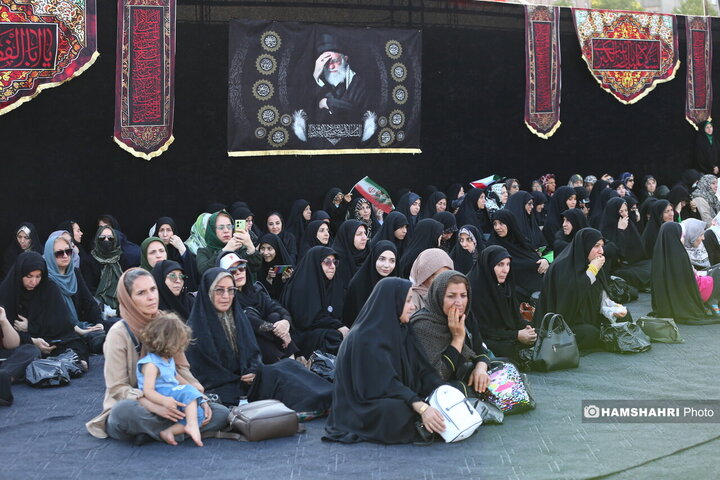 اهتزاز بزرگترین پرچم عزای حسینی در منطقه گردشگری عباس آباد