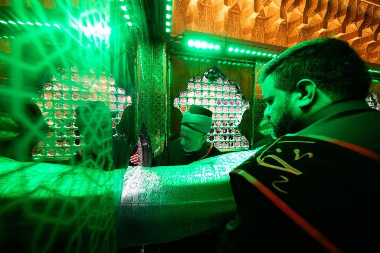 لحظات ناب تعویض پوشش ضریح مطهر سیدالشهدا (ع)