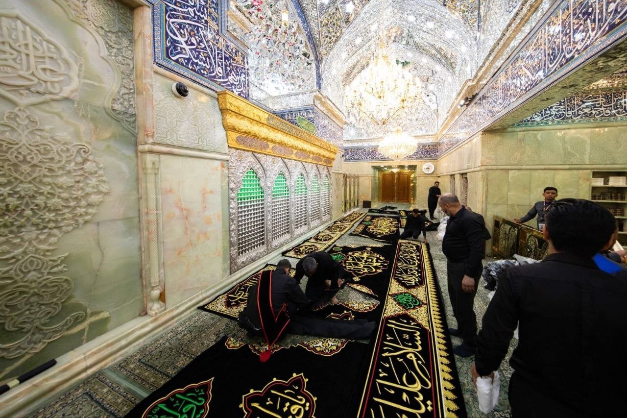 لحظات ناب تعویض پوشش ضریح مطهر سیدالشهدا (ع)