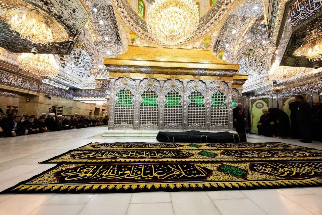 لحظات ناب تعویض پوشش ضریح مطهر سیدالشهدا (ع)