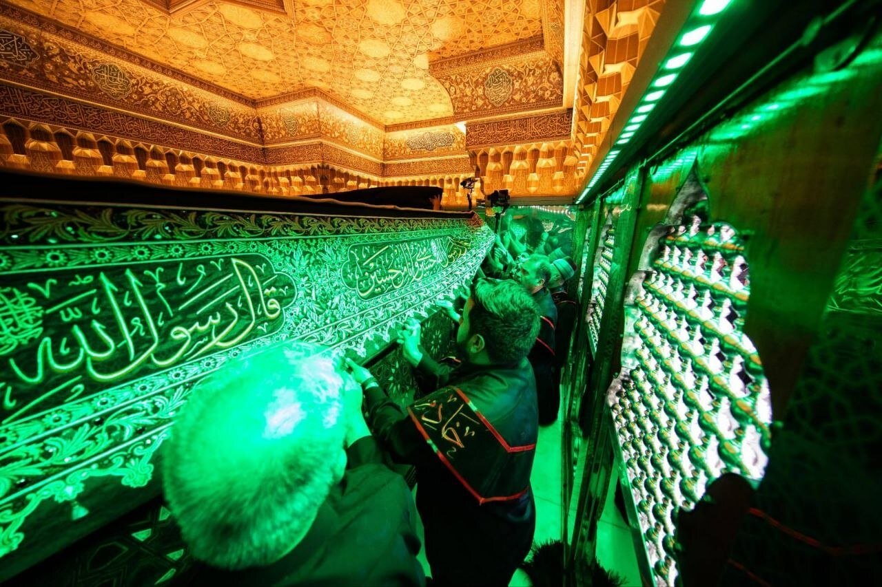 لحظات ناب تعویض پوشش ضریح مطهر سیدالشهدا (ع)