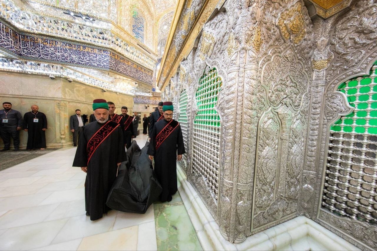 لحظات ناب تعویض پوشش ضریح مطهر سیدالشهدا (ع)