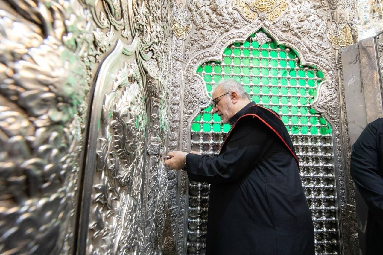 لحظات ناب تعویض پوشش ضریح مطهر سیدالشهدا (ع)