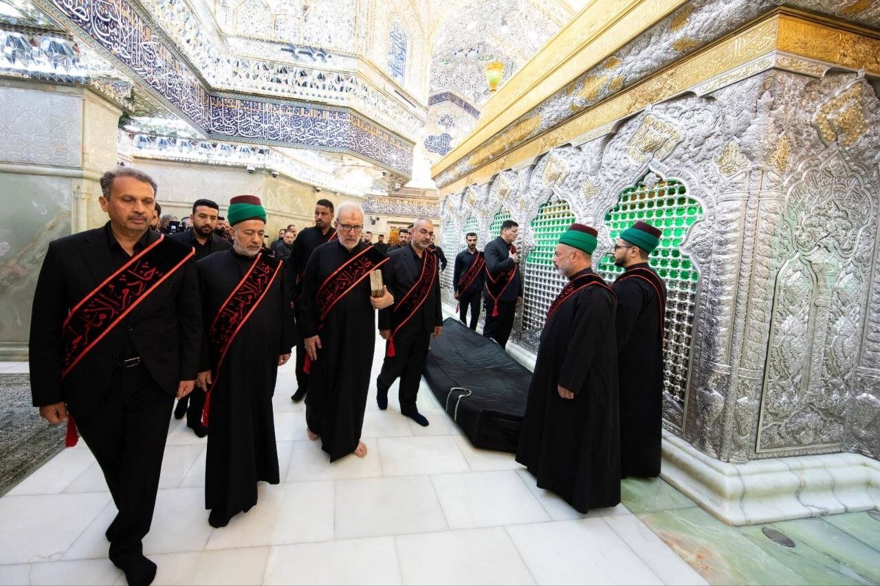 لحظات ناب تعویض پوشش ضریح مطهر سیدالشهدا (ع)