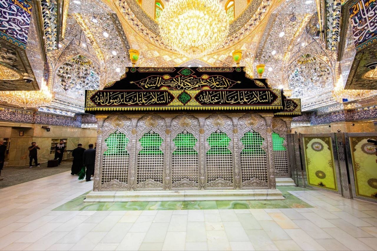 لحظات ناب تعویض پوشش ضریح مطهر سیدالشهدا (ع)