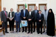 هدیه فوتبالی سفرا به وزیر خارجه؛ پیراهن تیم‌های ملی برزیل و اروگوئه به وزیر خارجه ایران رسید