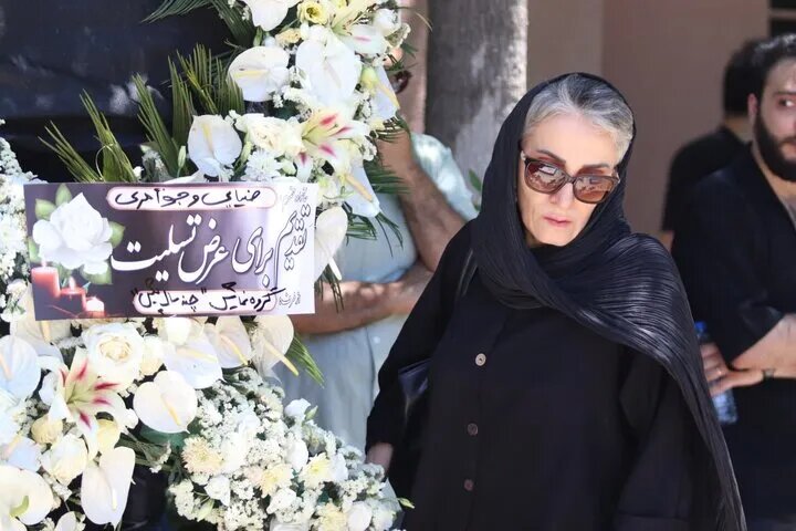 چهره‌ مغموم بازیگران و هنرمندان در خاکسپاری شهرزاد جواهری + تصاویر | گریه های همسرش را ببینید