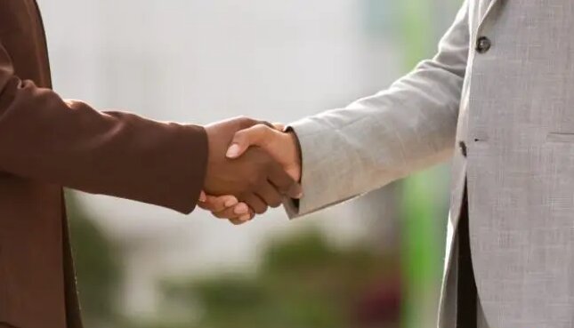 رد پای یک پیشداوری در مغز | چرا با بعضی افراد راحتتر معاشرت میکنیم؟