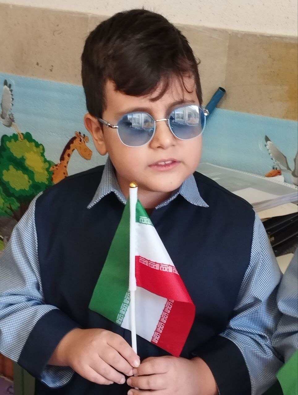گفتگو با پدری که تماشای فوتبال با پسر نابینایش، جهانی شد | با یک جعبه کاغذی زمین فوتبال را برای پسرم شبیه سازی کردم