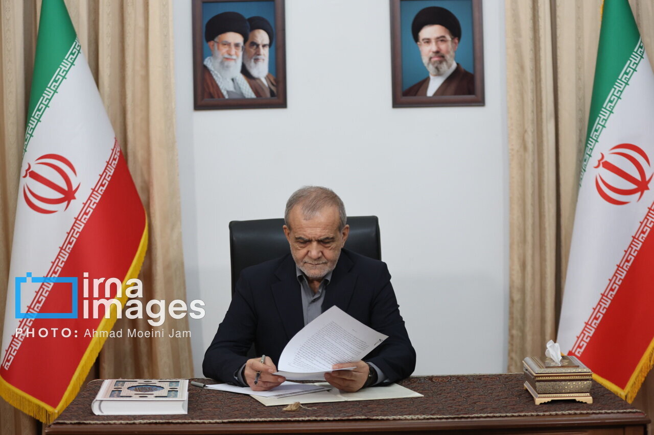 تصویر امضای پزشکیان کنار امضای ترامپ |  اتفاقی که بعد از ۴۸ سال افتاد
