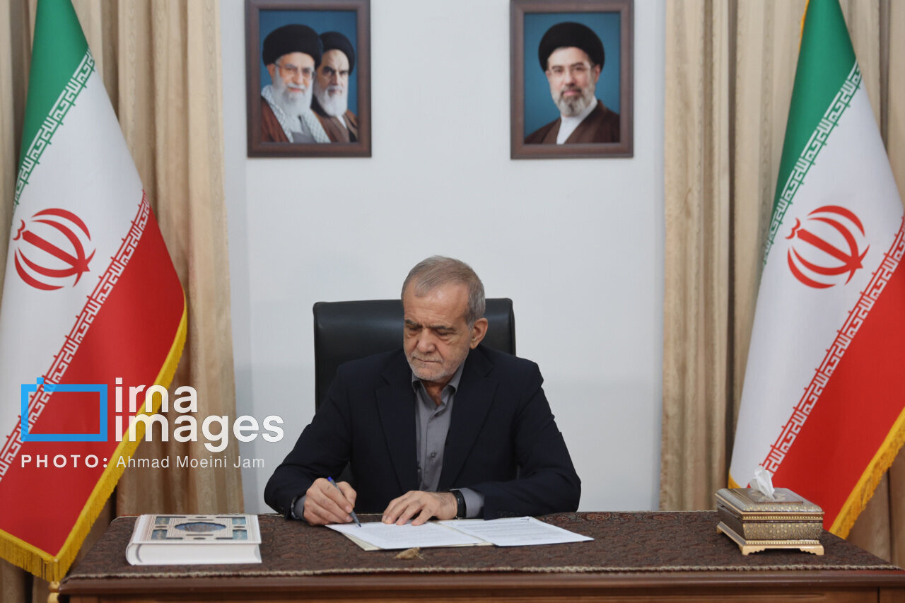 تصویر امضای پزشکیان کنار امضای ترامپ |  اتفاقی که بعد از ۴۸ سال افتاد