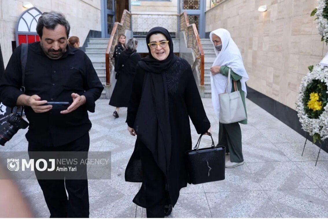 تیپ خانم سخنگو در مراسم ختم مرحوم بهروز رضوی+ تصاویر