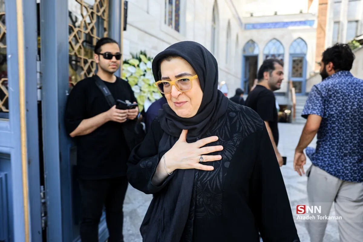 تیپ خانم سخنگو در مراسم ختم مرحوم بهروز رضوی+ تصاویر