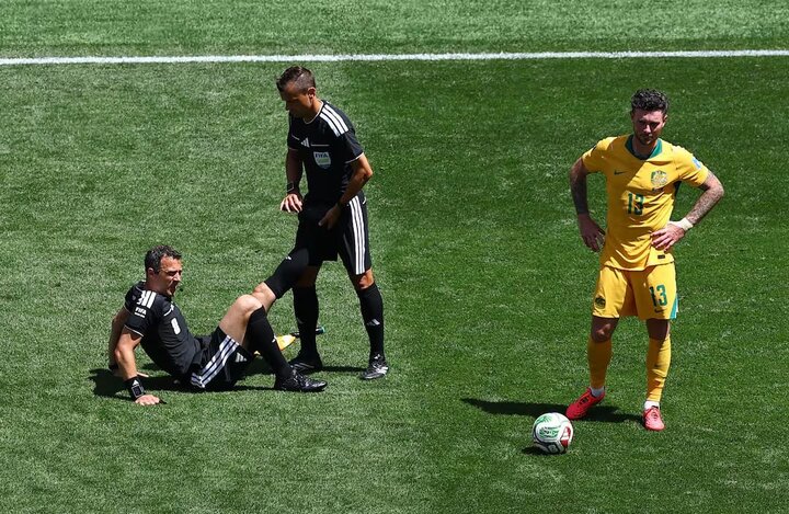 ببینید؛ آب خیارشور داور بازی آمریکا و استرالیا را نجات داد + ویدئو