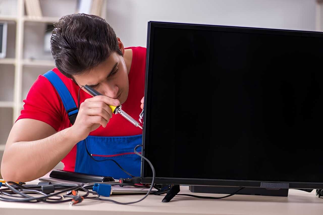 تعمیرکار حرفهای تلویزیون