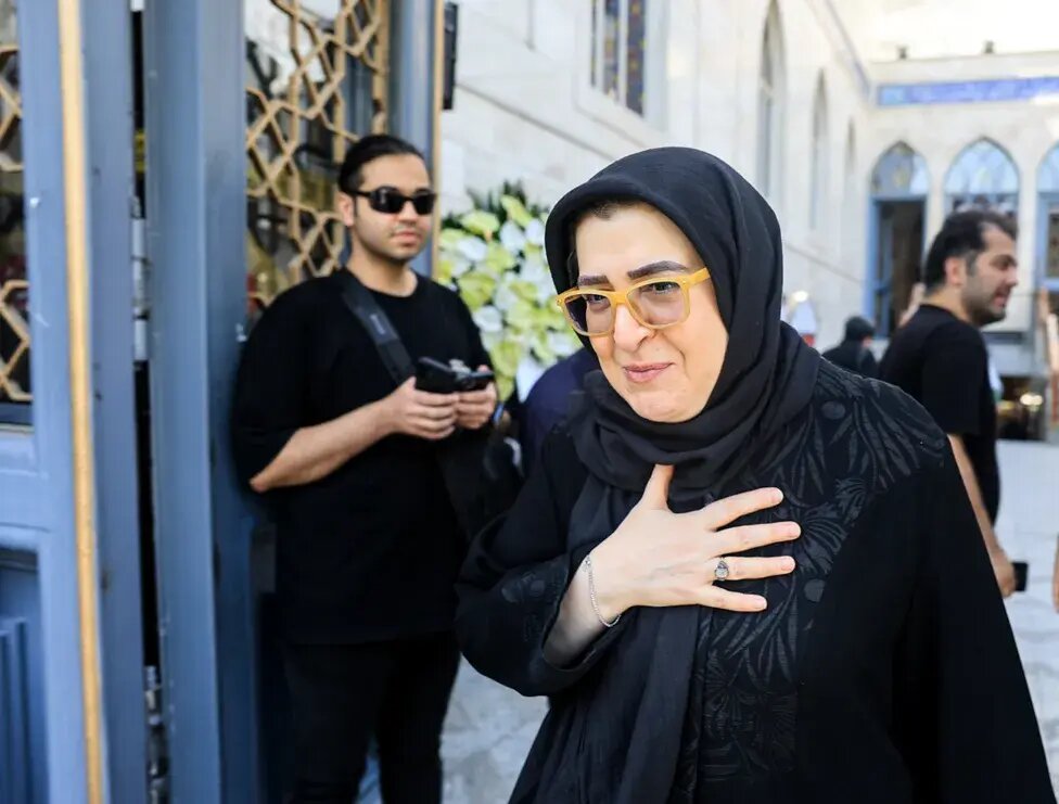 خانم سخنگو در حال قرآن خواندن برای بهروز رضوی | نرگس محمدی و علی اوجی هم آمدند |‌ ببینید
