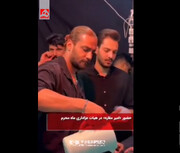 امیر مقاره در حال شربت ریختن برای عزاداران حسینی | ویدئو