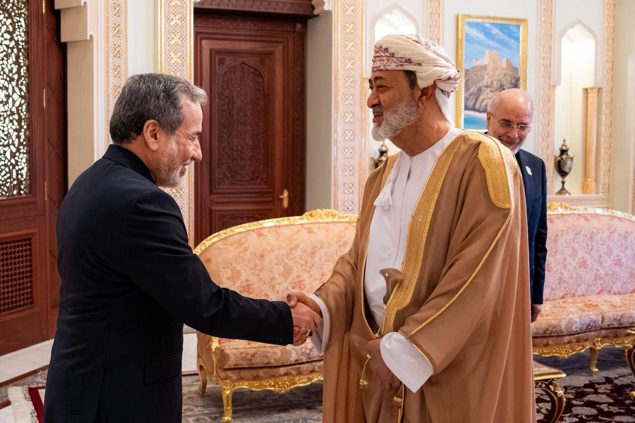 جزئیات دیدار با سلطان در عمان+ عکس | رایزنی قالیباف و عراقچی با هیثم بن طارق
