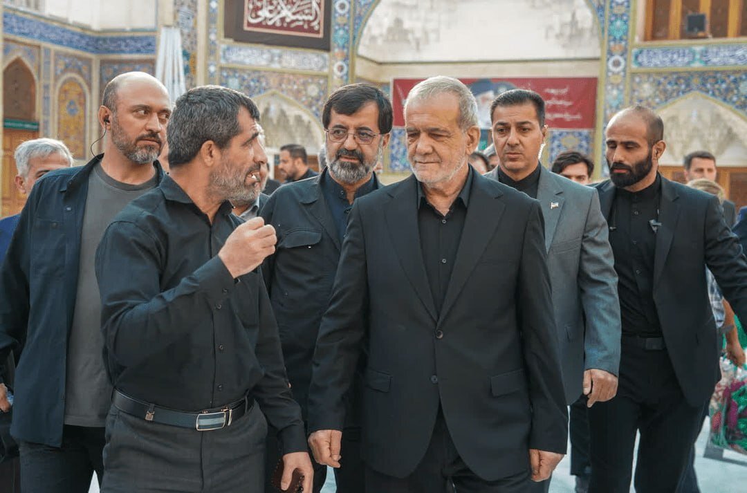 تصاویر حضور پزشکیان در حرم حضرت معصومه(س) و ادای احترام به مزار شهید موسوی