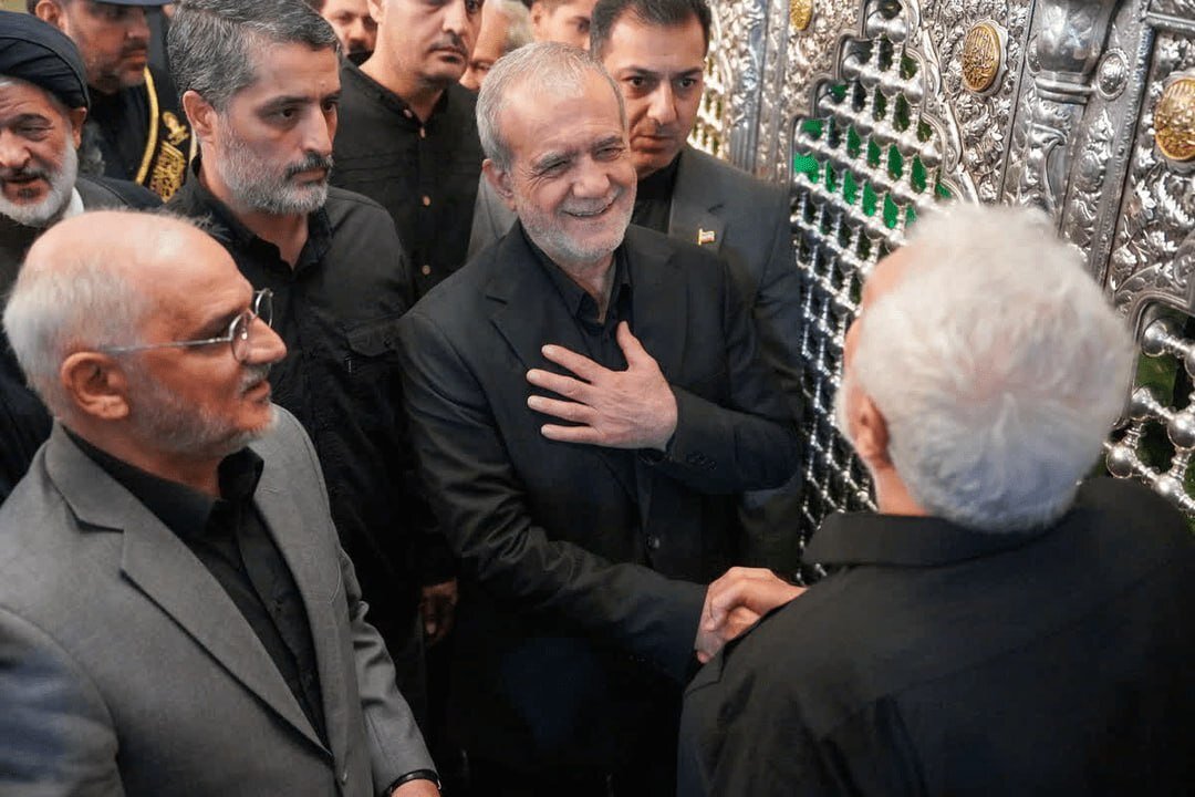 تصاویر حضور پزشکیان در حرم حضرت معصومه(س) و ادای احترام به مزار شهید موسوی