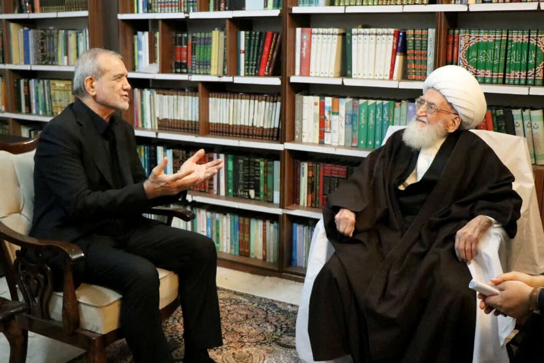 پزشکیان خانوادگی به دیدار آیت الله نوری همدانی رفت + تصاویر