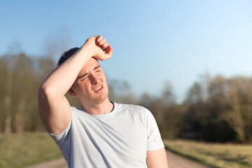 از بوئیدن گلاب تا استفاده از رب انار به جای رب گوجه | تدابیر طب ایرانی برای مقابله با گرمازدگی