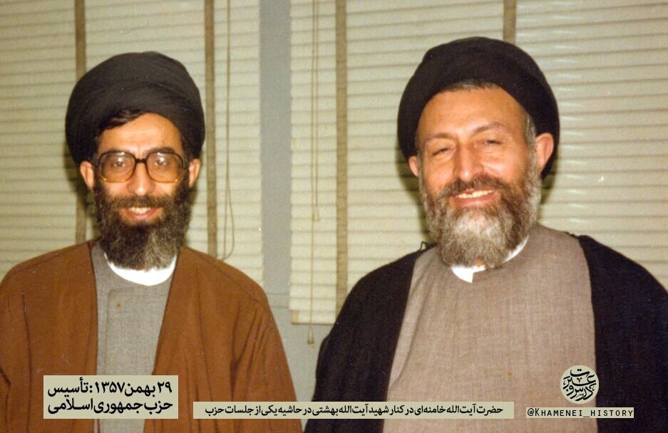 قاب تاریخی از شهید بهشتی و رهبر شهید در یکی از جلسات حزب جمهوری اسلامی