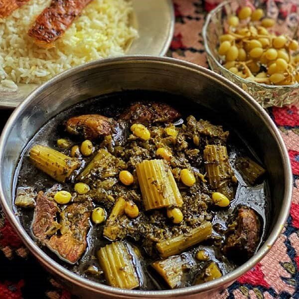 سینا مهراد، بازیگر بدنام: کافی است مادرم مسیج بدهد که این غذا را پخته، تمرین تئاتر را رها میکنم و خودم را به خانه میرسانم!