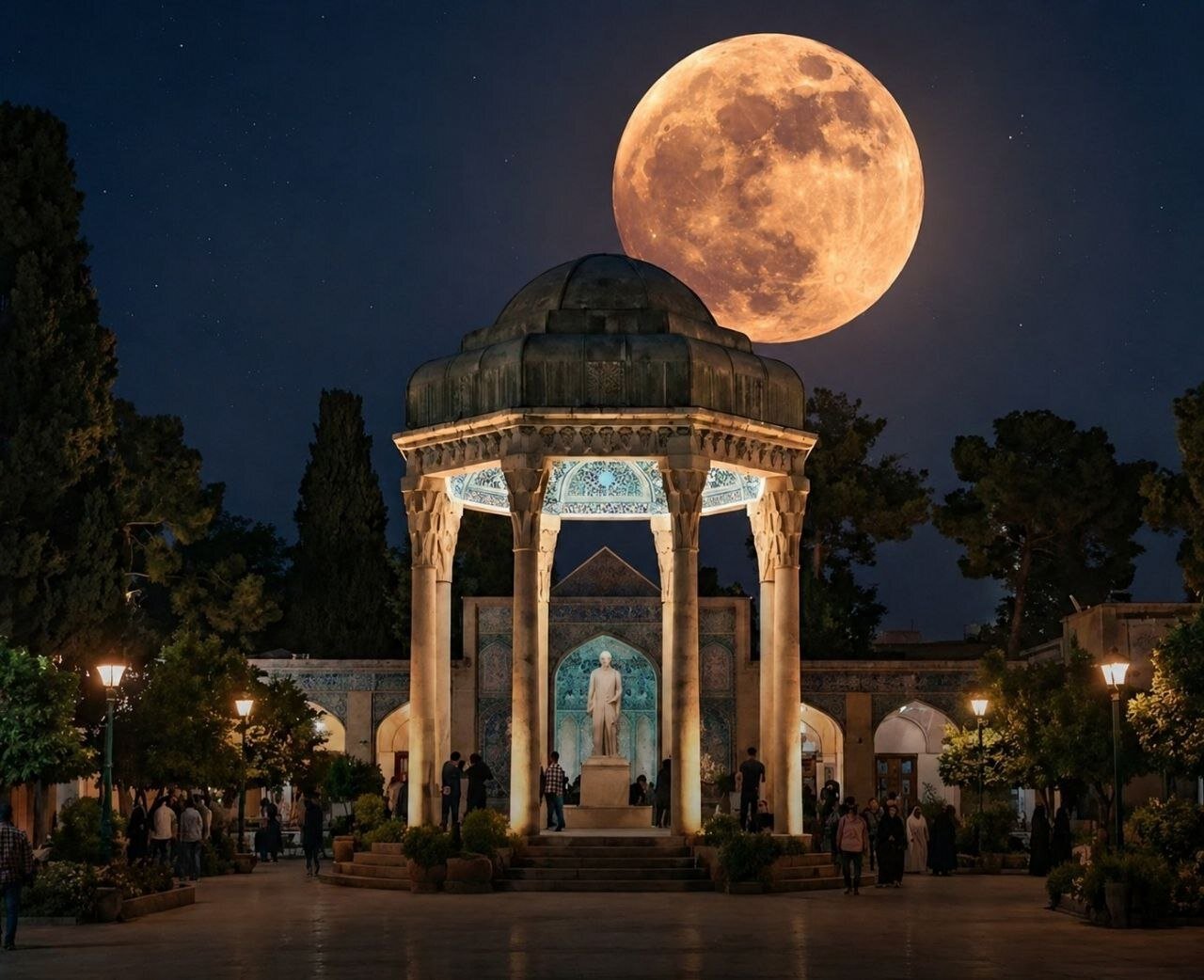تصاویری زیبا از درخشش ماه صورتی شب گذشته در آسمان ایران؛ ببینید