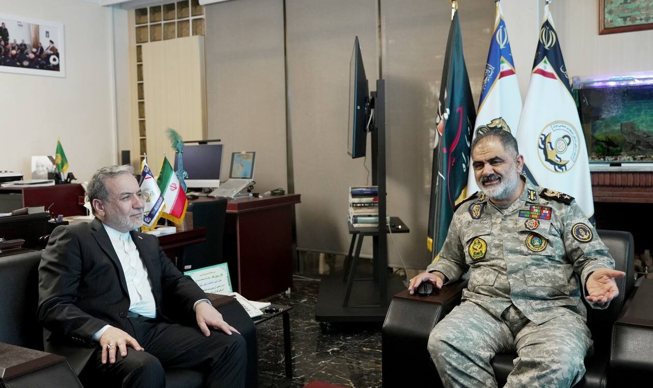 تصاویر دیدار عراقچی با امیر ایرانی | بازدید از وسایل شخصی شهدای ناوشکن «دنا»