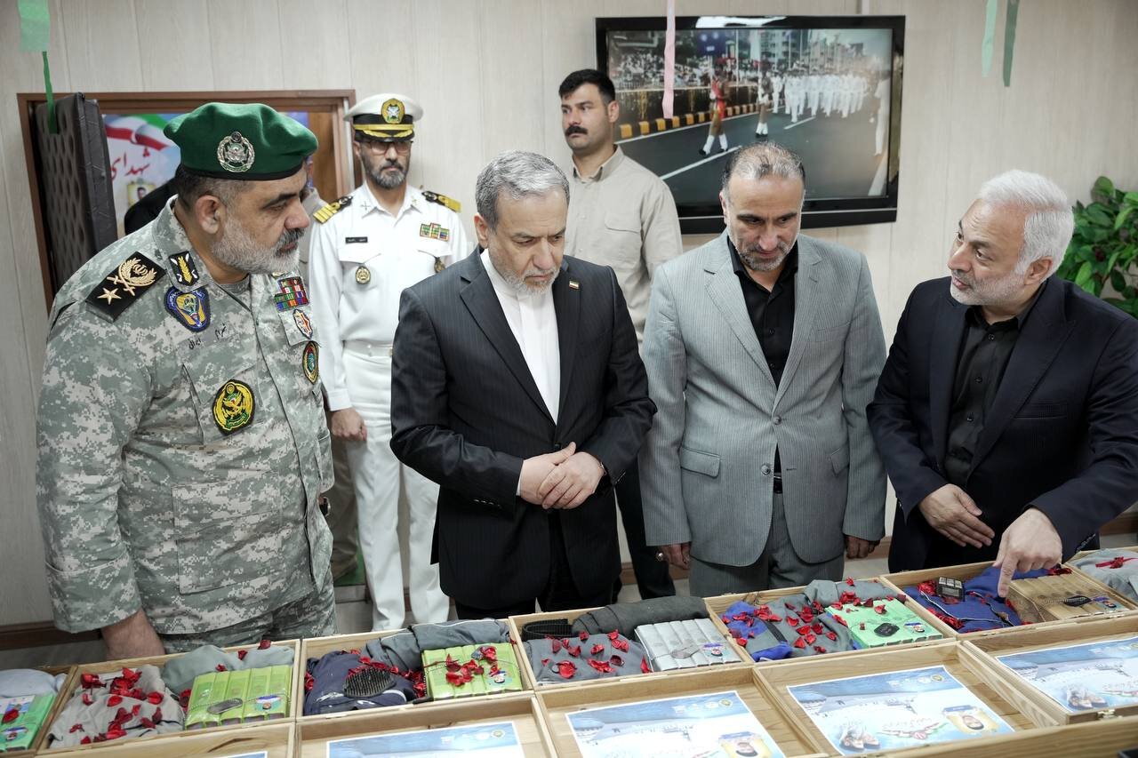 تصاویر دیدار عراقچی با امیر ایرانی | بازدید از وسایل شخصی شهدای ناوشکن «دنا»
