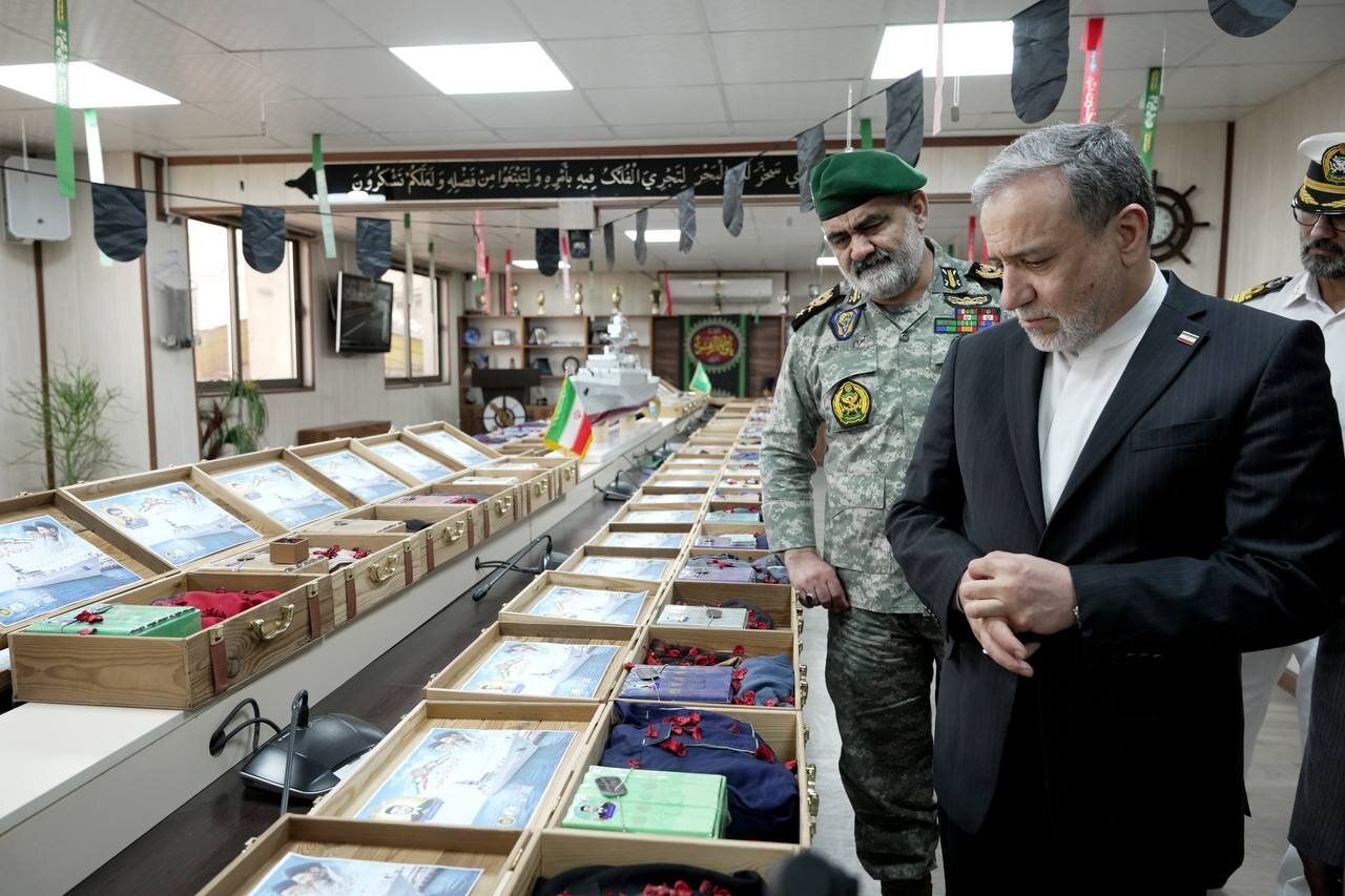 تصاویر دیدار عراقچی با امیر ایرانی | بازدید از وسایل شخصی شهدای ناوشکن «دنا»