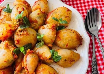 دلمه پیاز مجلسی؛ این دستور پخت طعمش از همه دلمه‌ها خاص‌تر است