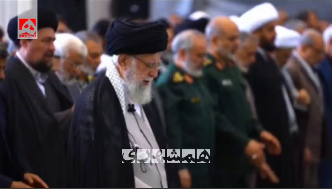 بازنشر ویدئویی از حضور رادان و نوه امام خمینی(ره) در نماز جمعه نصر | لحظاتی از حضور رهبر شهید در مصلی تهران و اقامه نماز