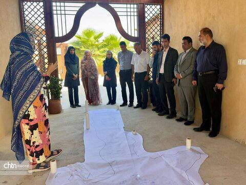 هنرنمایی زنان قشم در بزرگ‌ ترین گلابتون‌دوزی ایران | روایت دوخت نقشه قشم با یک هنر بومی