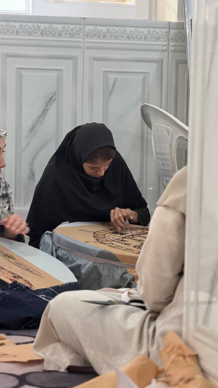 هنرنمایی زنان قشم در بزرگ‌ ترین گلابتون‌دوزی ایران | روایت دوخت نقشه قشم با یک هنر بومی