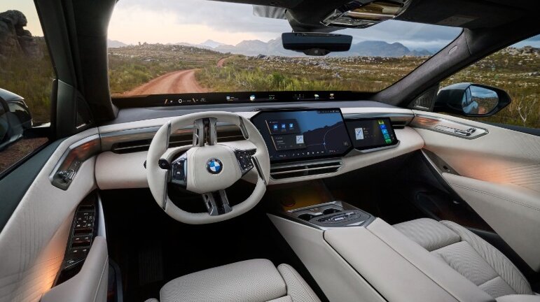 ۷۰۰ کیلومتر با یک شارژ | BMW از جاهطلبانهترین شاسیبلند برقی خود رونمایی کرد + تصاویر
