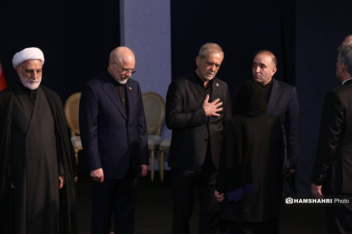 مراسم ادای احترام سران قوا و هیئت های رسمی کشورهای جهان بر پیکر رهبر شهید و خانواده شهید ایشان