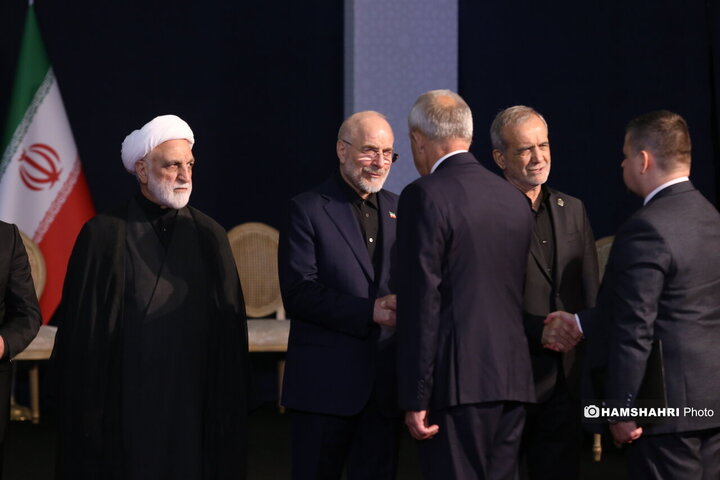 مراسم ادای احترام سران قوا و هیئت های رسمی کشورهای جهان بر پیکر رهبر شهید و خانواده شهید ایشان