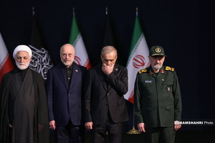 مراسم ادای احترام سران قوا و هیئت های رسمی کشورهای جهان بر پیکر رهبر شهید و خانواده شهید ایشان