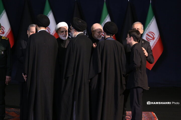 مراسم ادای احترام سران قوا و هیئت های رسمی کشورهای جهان بر پیکر رهبر شهید و خانواده شهید ایشان