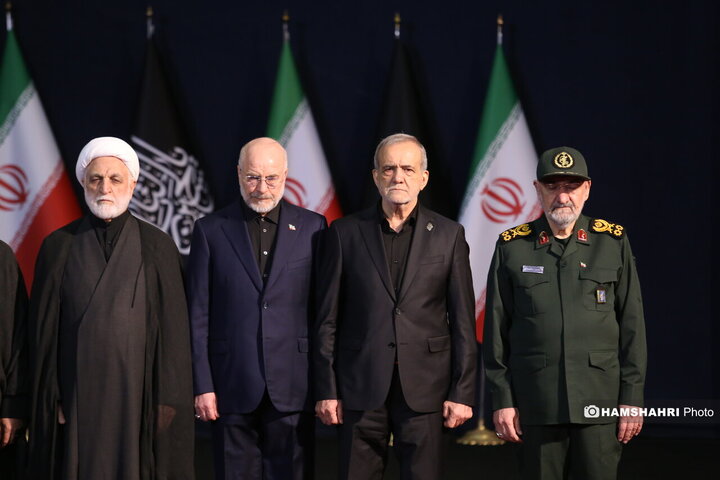 مراسم ادای احترام سران قوا و هیئت های رسمی کشورهای جهان بر پیکر رهبر شهید و خانواده شهید ایشان