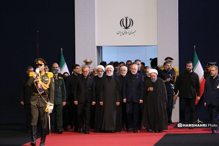 مراسم ادای احترام سران قوا و هیئت های رسمی کشورهای جهان بر پیکر رهبر شهید و خانواده شهید ایشان