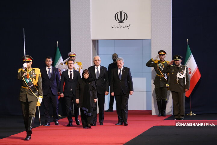 مراسم ادای احترام سران قوا و هیئت های رسمی کشورهای جهان بر پیکر رهبر شهید و خانواده شهید ایشان