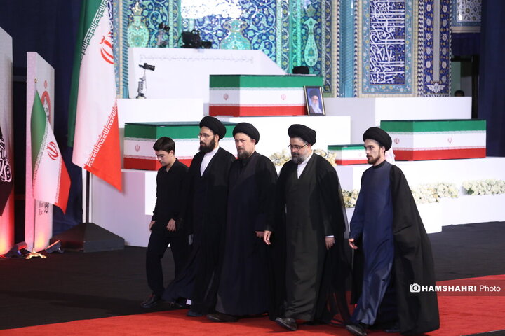 مراسم ادای احترام سران قوا و هیئت های رسمی کشورهای جهان بر پیکر رهبر شهید و خانواده شهید ایشان
