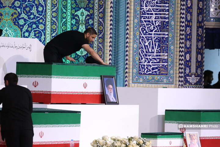 مراسم ادای احترام سران قوا و هیئت های رسمی کشورهای جهان بر پیکر رهبر شهید و خانواده شهید ایشان