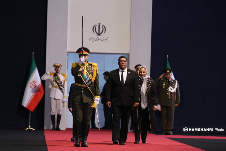 مراسم ادای احترام سران قوا و هیئت های رسمی کشورهای جهان بر پیکر رهبر شهید و خانواده شهید ایشان