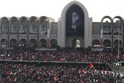 اقامه نماز ظهر در اولین روز آیین وداع با پیکر مطهر رهبر شهید